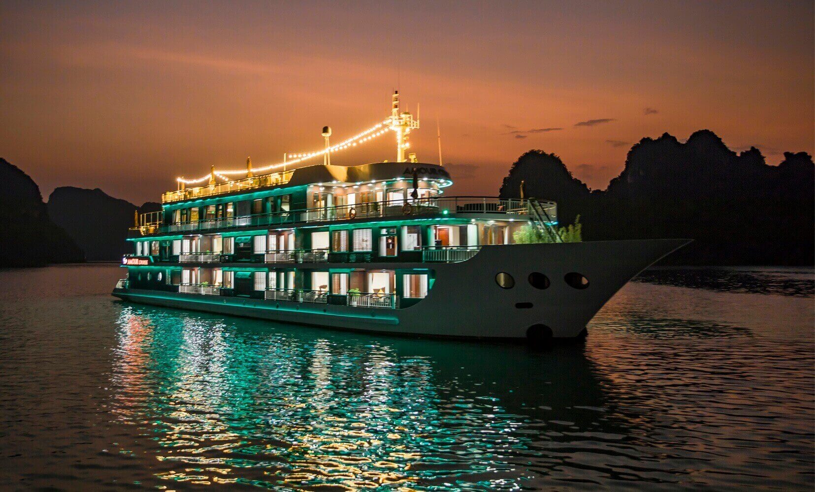 Du thuyền Dora vịnh Lan Hạ