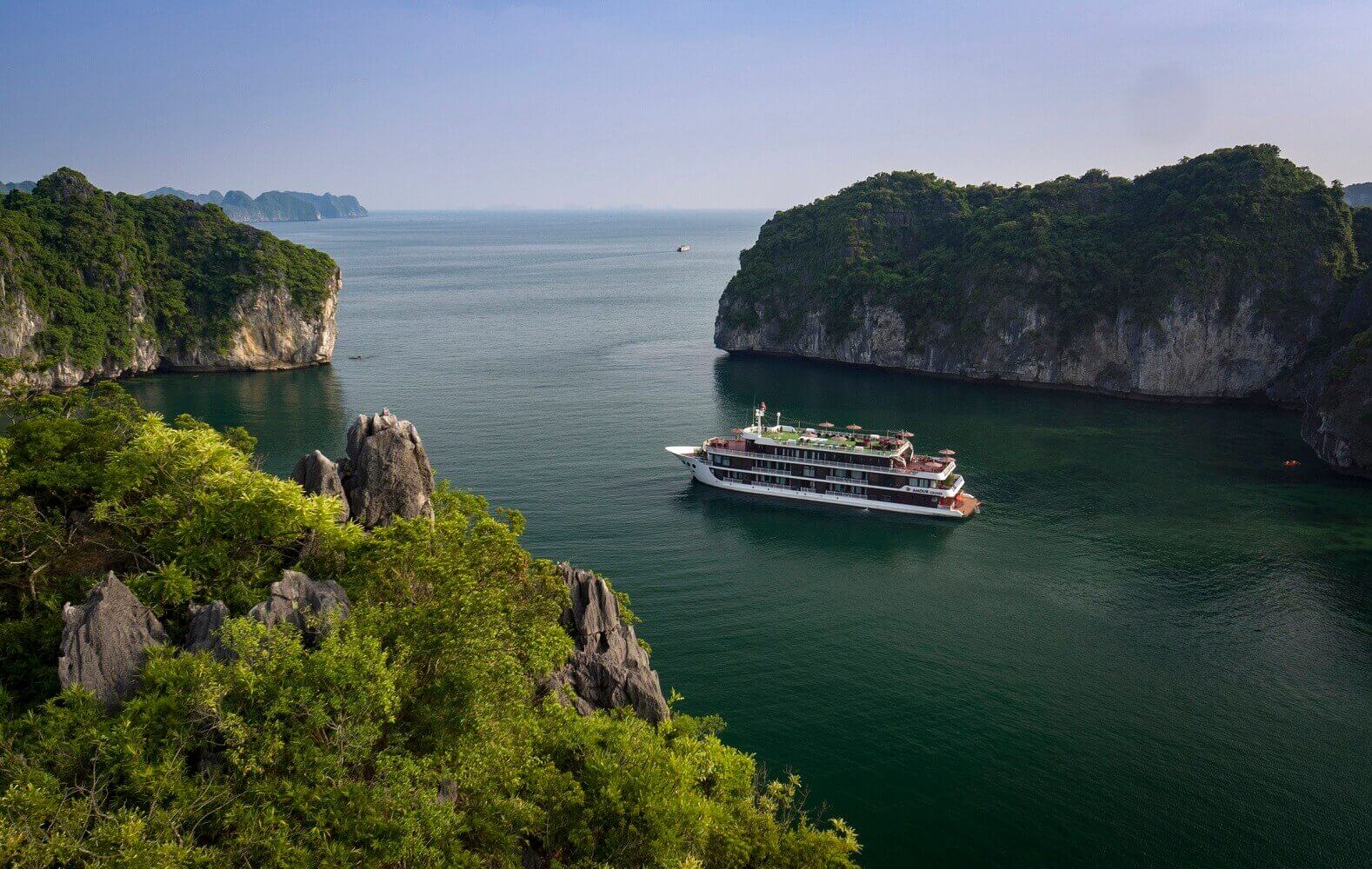 Du thuyền Dora vịnh Lan Hạ