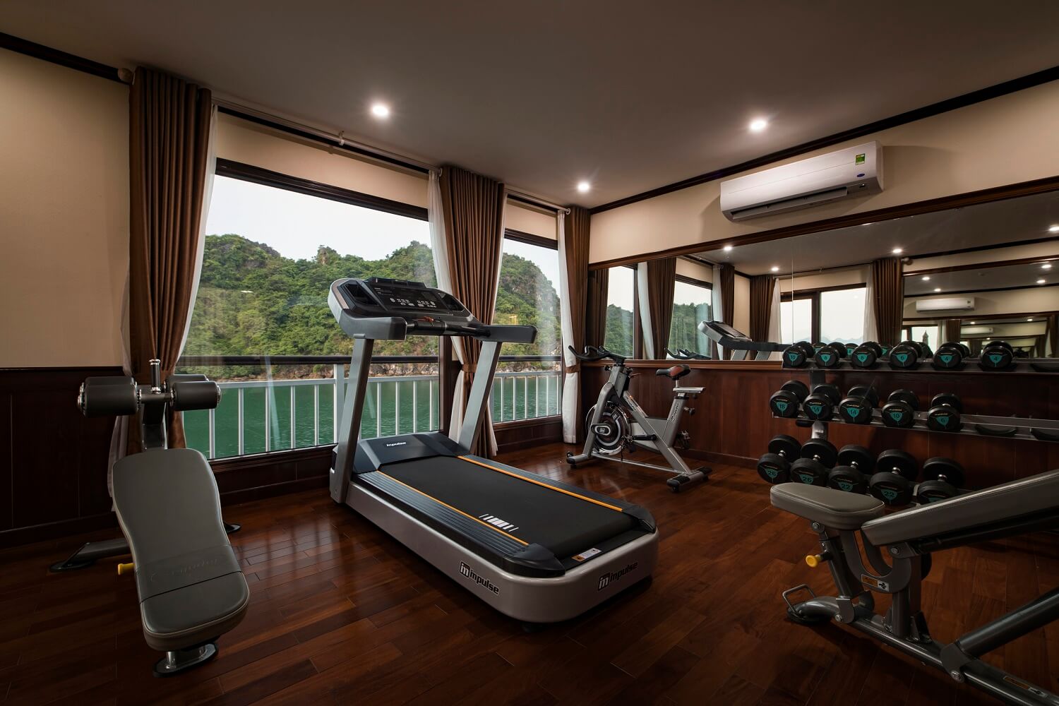 Du thuyền Dora vịnh Lan Hạ