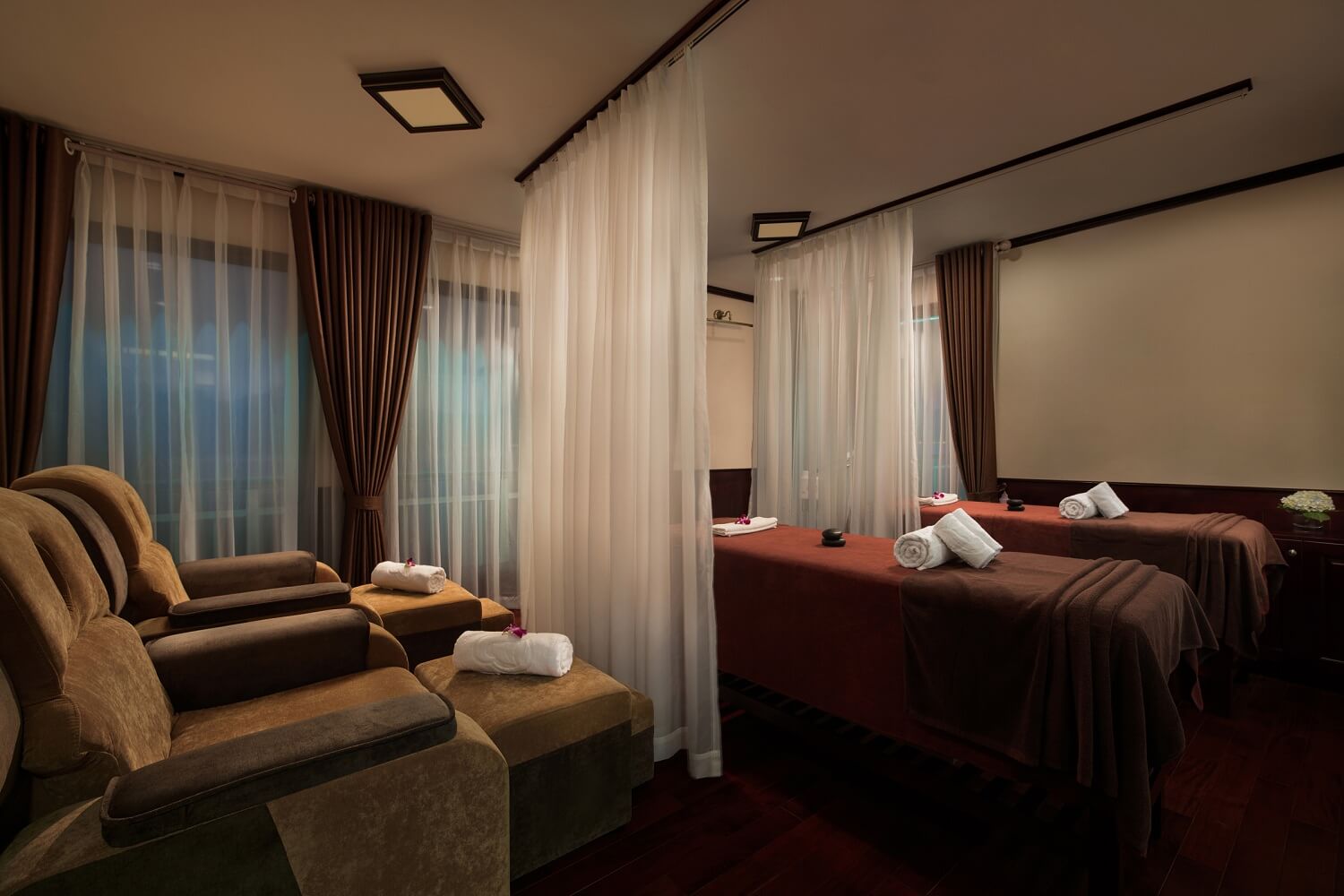 Du thuyền Dora vịnh Lan Hạ