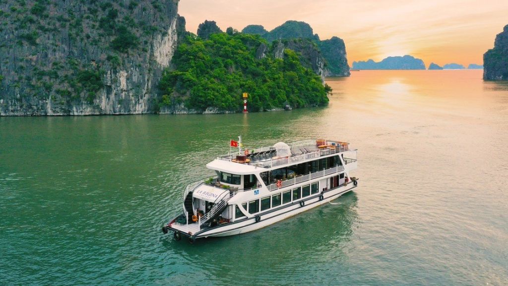 Du thuyền Ra Regina Day vịnh Lan Hạ