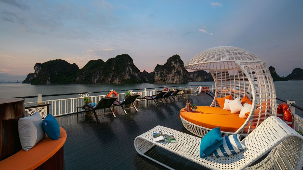 Du thuyền Ra Regina Day vịnh Lan Hạ