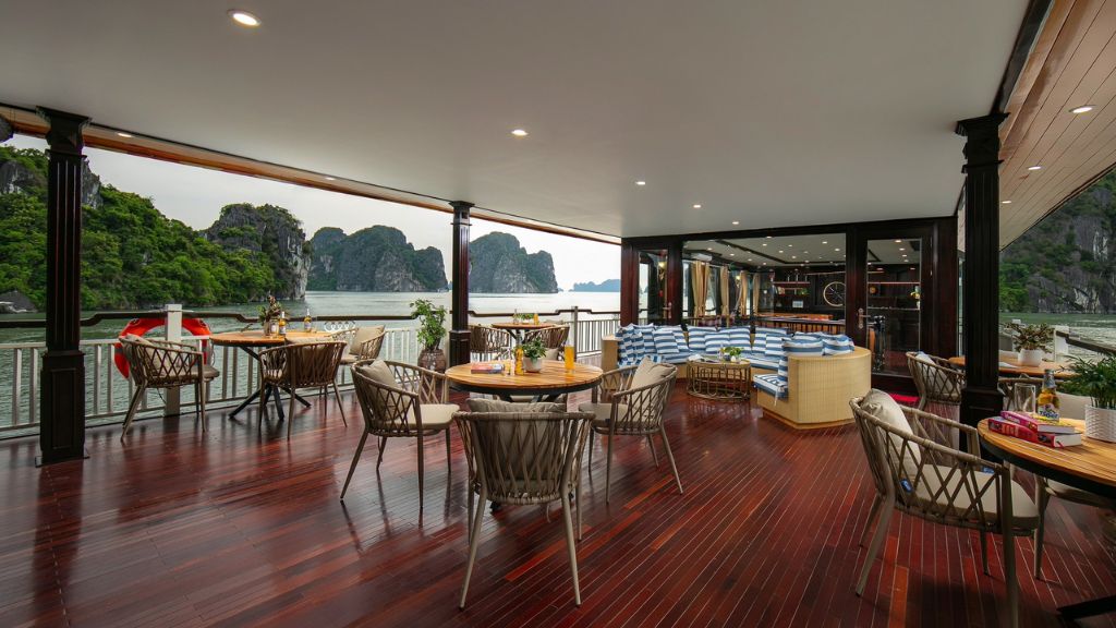 Du thuyền Ra Regina Day vịnh Lan Hạ