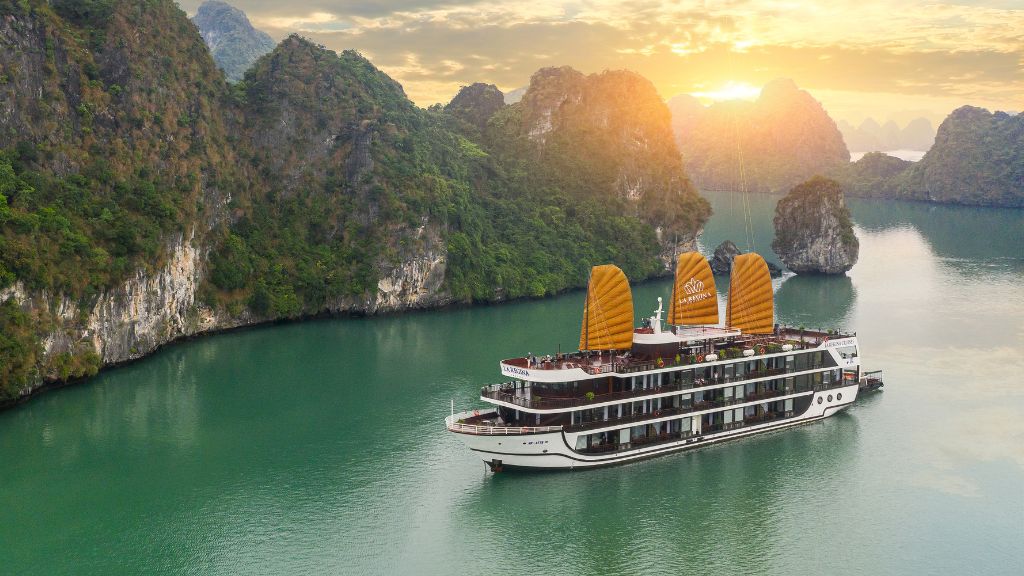 Du thuyền La Regina Legend vịnh Hạ Long