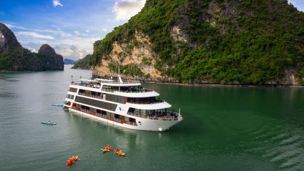 Du thuyền Le Theatre vịnh Lan Hạ