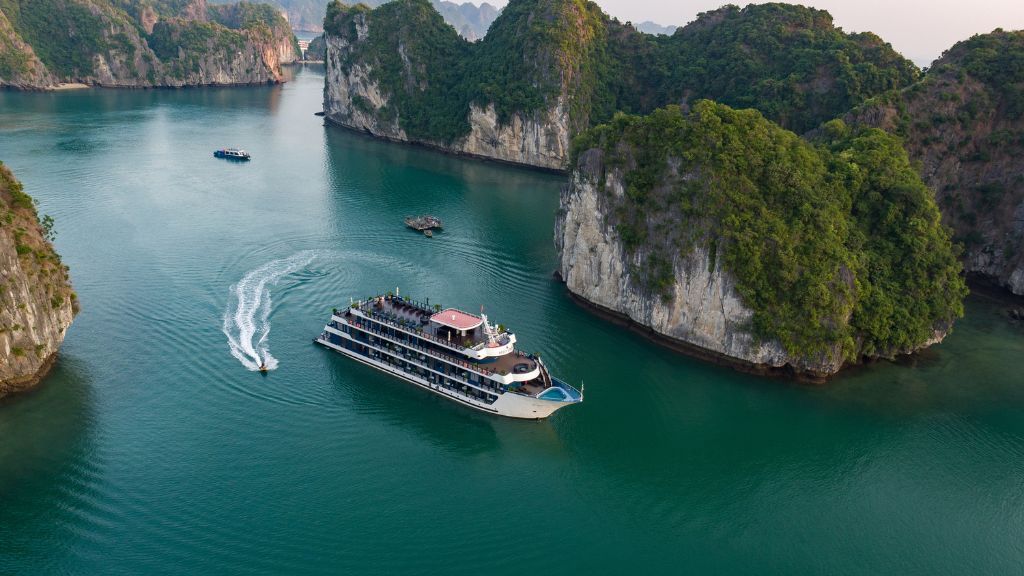 Du thuyền Rosy vịnh Hạ Long