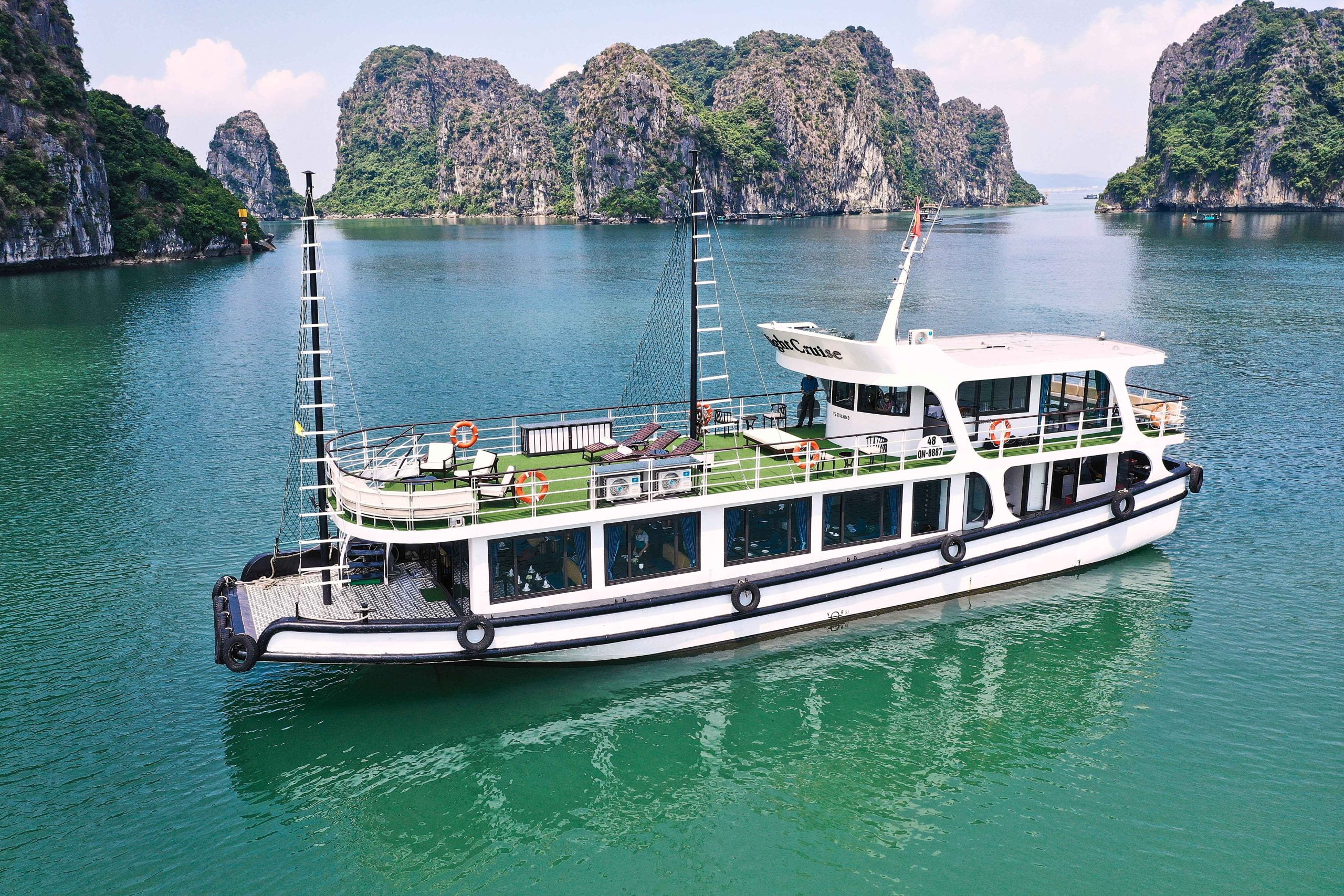 Du thuyền Light Hạ Long