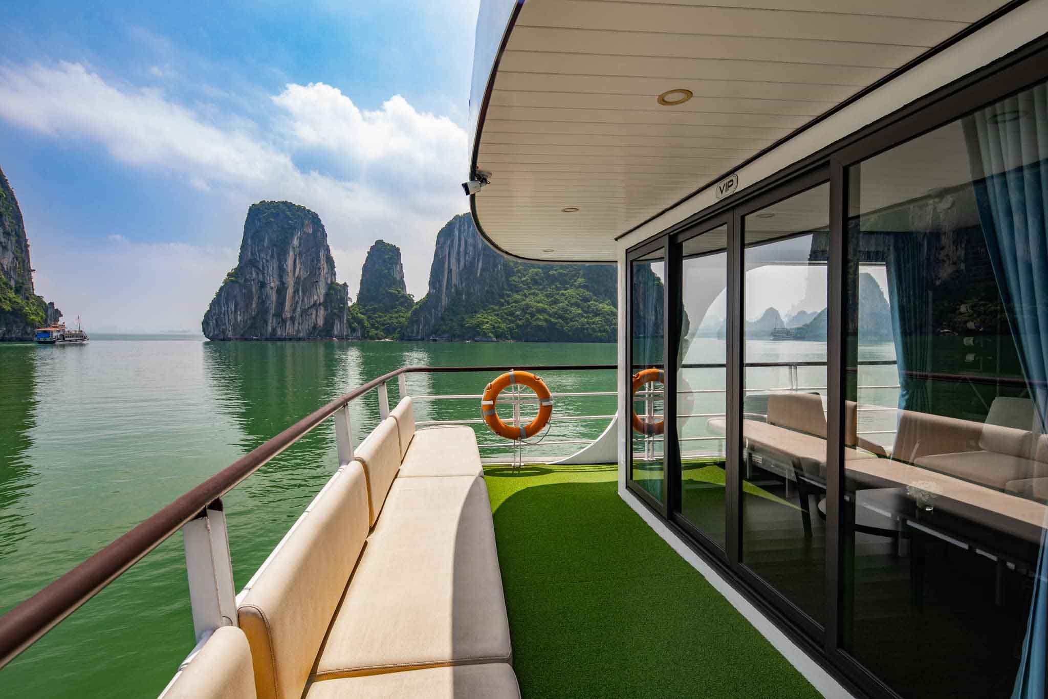 Du thuyền Light Hạ Long