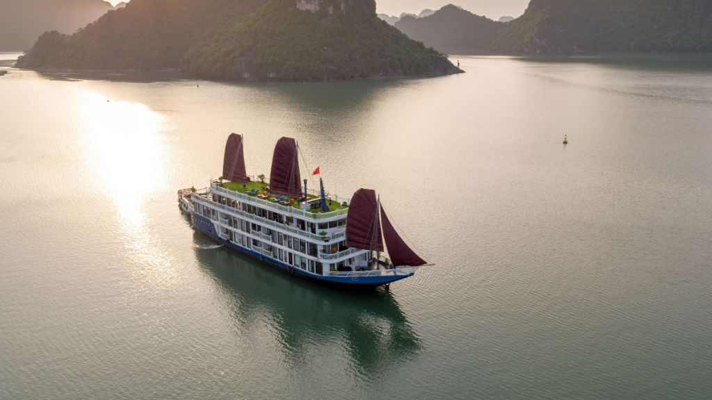 Du thuyền Verdure Lotus Luxury Lan Hạ